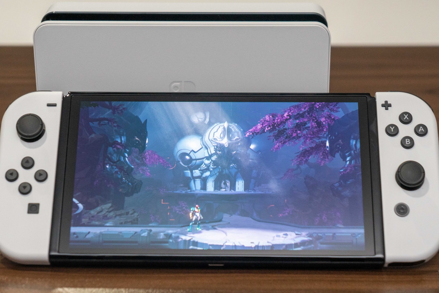 Nintendo Switch OLED 款式開箱動(dòng)手玩，7寸鮮明螢?zāi)淮蠓嵘龜y帶游玩視覺體驗(yàn)