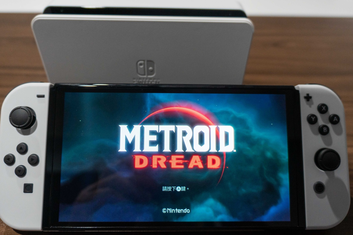 Nintendo Switch OLED 款式開箱動(dòng)手玩，7寸鮮明螢?zāi)淮蠓嵘龜y帶游玩視覺體驗(yàn)