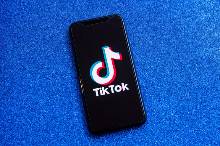 TikTok與服務(wù)商達(dá)成合作，將在機(jī)場、酒店和餐館的大屏中播放短視頻