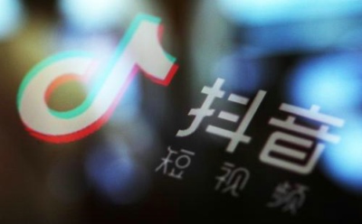 抖音跟他結(jié)束她與他再一起是什么歌 處處吻粵語(yǔ)諧音歌詞